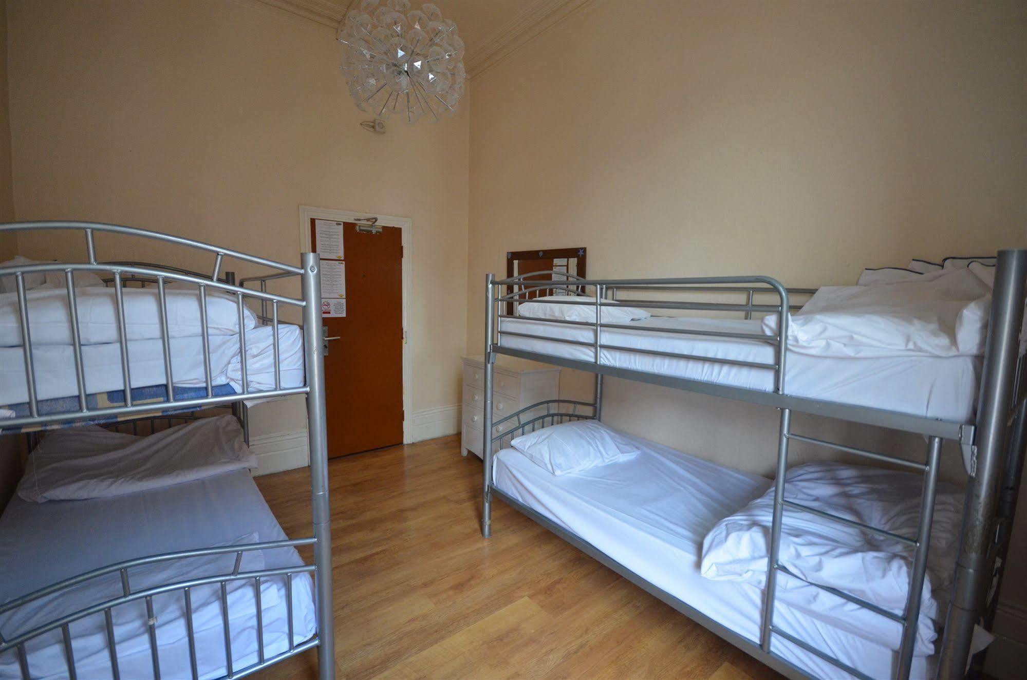 Barkston Earls Court Hostal *